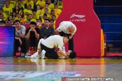 媒體人：山西啦啦隊負(fù)責(zé)人稱曾凡博摔倒是裝的，未見劉傳興道歉