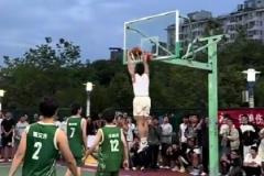 野球場上暴扣滑翔！矣進宏曬視頻：氛圍太棒，珍惜當下