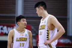 廣廈半場籃板優(yōu)勢明顯，前場板11-4領(lǐng)先北京