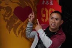 廣廈隊(duì)與獨(dú)腿聾啞小伙何明亮共同慶?？偣谲姌s譽(yù)