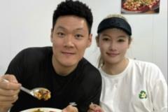 張寧妻子：結(jié)婚兩年紀(jì)念日，行囊羞澀亦無悔，難得夫妻是少年