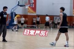 邱彪訓練時壓迫感十足，結(jié)束卻幽默打趣