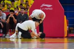 曾凡博談季后賽受傷經(jīng)歷：再遇挑戰(zhàn)仍堅(jiān)持努力上球