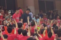 姚明、莫布里與朱俊龍現(xiàn)場觀看上交VS太理8強(qiáng)戰(zhàn)