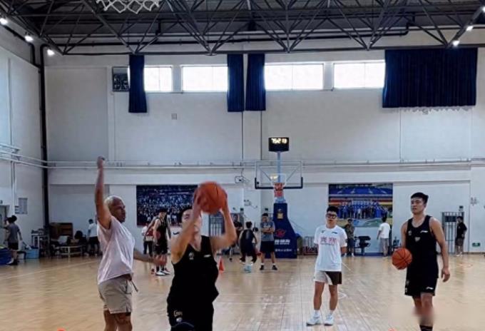 探營廣東二沙集訓(xùn)基地，胡明軒徐杰杜潤旺亮相談訓(xùn)練重點