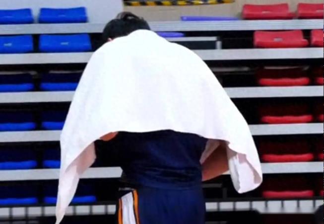 四川全運(yùn)橫掃新疆！周琦胡金秋狂砍48分，孫銘徽關(guān)鍵作用，新疆四人高效得分