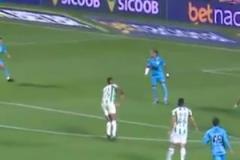 罕見暴怒！爭(zhēng)頂時(shí)裁判吹罰了內(nèi)馬爾犯規(guī)，內(nèi)馬爾瞬間暴怒駁斥