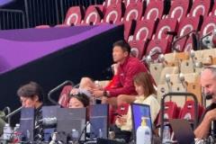 男籃同組對(duì)手約旦與印度率先開(kāi)打 中國(guó)教練組兩位助教近距離觀戰(zhàn)