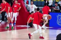 師承哈登？胡明軒賽前熱身竟然用出了后撤三步投籃