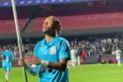 這里是我的地盤！現(xiàn)場直拍內(nèi)馬爾高舉角旗桿！