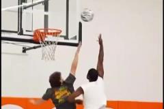 技術(shù)不會(huì)倒退！韋德單挑網(wǎng)紅展現(xiàn)精湛背身技術(shù)！