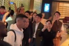 人氣火爆！C羅隨隊抵達香港下榻酒店，周圍擠滿了球迷