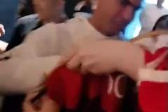 人氣火爆！C羅走出酒店電梯，為蹲守酒店的球迷簽名