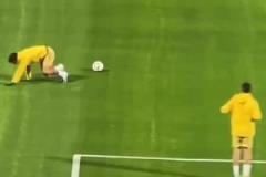 帥不過三秒！帕雷德斯秀漂亮停球后摔了個狗啃泥