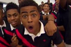 格里芬美國隊訓(xùn)練表演炸扣乍一看，圍觀小孩里好多未來球星！