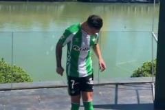 可惜沒(méi)來(lái)個(gè)轉(zhuǎn)圈！安東尼在歡迎會(huì)上大秀球技