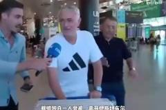 曾經(jīng)意氣風(fēng)發(fā)的穆里尼奧心情稍顯低落，獨(dú)自一人等待航班回葡萄牙