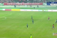 藝高人膽大！淮安隊球員選擇半場吊門，還好泰州隊門將注意力集中