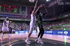 高塔對決！2米16周琦正面無情大帽2米28法爾