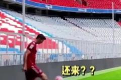 太猛了！阿利松將身體舒展到了極致，還是沒能撲出梅西這記任意球