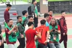 親和力！王鈺棟謝場(chǎng)給球迷簽名！