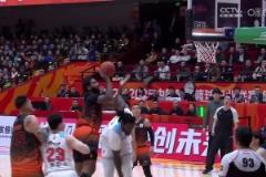 NBA級(jí)別的對(duì)抗！克里斯滯空正面頂飛哈雷爾 強(qiáng)硬打板上籃命中