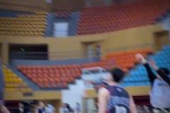 也是挺累~杜鋒從球隊(duì)下班，小朋友追著要簽名堵住車門