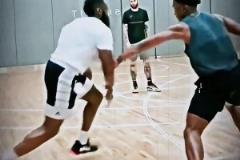 野球場(chǎng)上的人形畫(huà)刷，三球這波no-look pass把防守者當(dāng)旗子擺布