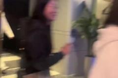 不是，一個(gè)男的怎么身上掛了這么多女的？