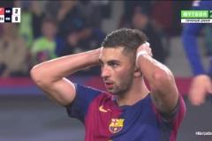 非?？上?！費(fèi)蘭任意球直接攻門擊中橫梁彈出！門將都已經(jīng)繳械了！