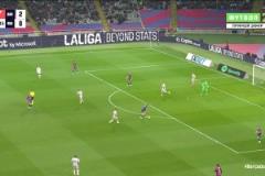 開始玩起來了！什琴斯尼面對(duì)兩人逼搶扣球晃開對(duì)手！