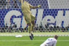 世界第一中場vs世界第一門將！布馮撲出齊達(dá)內(nèi)近距離神級(jí)頭球！