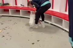 謙遜好隊長！厄德高賽后留在更衣室?guī)兔κ帐袄? title=