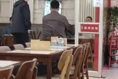 網(wǎng)友吃拉面偶遇姚明：大姚坐著也快1米7了吧