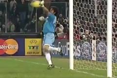 卡洛斯的任意球很恐怖？布馮：單手就能撲！