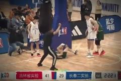 太恐怖了！小伙落地踩到籃球架90°崴腳變形 喬治親自發(fā)視頻鼓勵