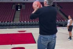 老球迷看背影能認出這是哪位公牛名宿嗎？？？