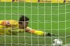 索默的第二反應(yīng)到底有多快？來看其德甲賽場(chǎng)上的極限指尖撈球