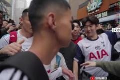 甲亢哥一臉厭惡看著“梅西”，但“梅西”還是想和甲亢哥合影