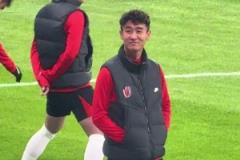 痞帥，網(wǎng)友拍到韋世豪對陣國安賽前熱身雙手插兜朝看臺微笑