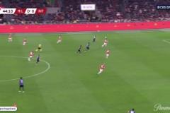 晃暈對手！萊奧禁區(qū)內(nèi)晃過防守打門被撲出！