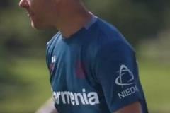 輸球后的梅西看到鏡頭后微微一笑，隨后緊皺眉頭離開了現(xiàn)場