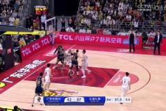 這不是籃球動(dòng)作?。⊥跽芰炙さ乖诘厣虾?，情緒上頭的莫蘭德還踢了一腳，順便跨過(guò)去