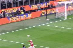 穩(wěn)的一批，扎萊夫斯基這腳停球得到國米官推怒贊