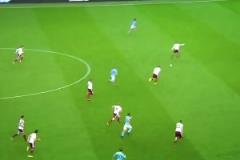 開上帝視角踢球的男人！你們只管跑，德布勞內肯定能傳到！