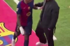 球迷拍攝拉菲尼亞賽后向裁判發(fā)火，弗里克和特爾施特根勸解