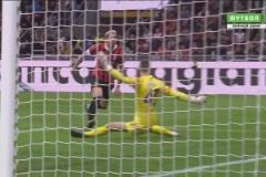 米蘭連續(xù)傳球配合！特奧小角度打門被德赫亞撲出！