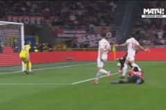 還不如直接打門！萊奧禁區(qū)內橫傳，包抄的亞伯拉罕、穆薩沒能射門