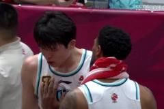 還是個孩子！楊瀚森今天打得很不順，在場邊似乎哭了！