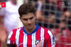 加拉格爾禁區(qū)內(nèi)被犯規(guī)造點(diǎn)！小蜘蛛主罰點(diǎn)射破門扳平比分！